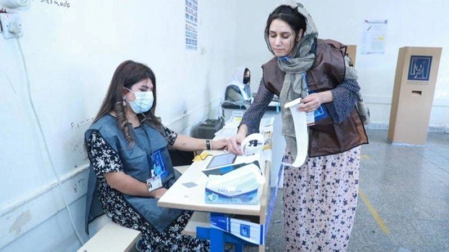 عراقية تدلي بصوتها في انتخابات سابقة                 (مكة)