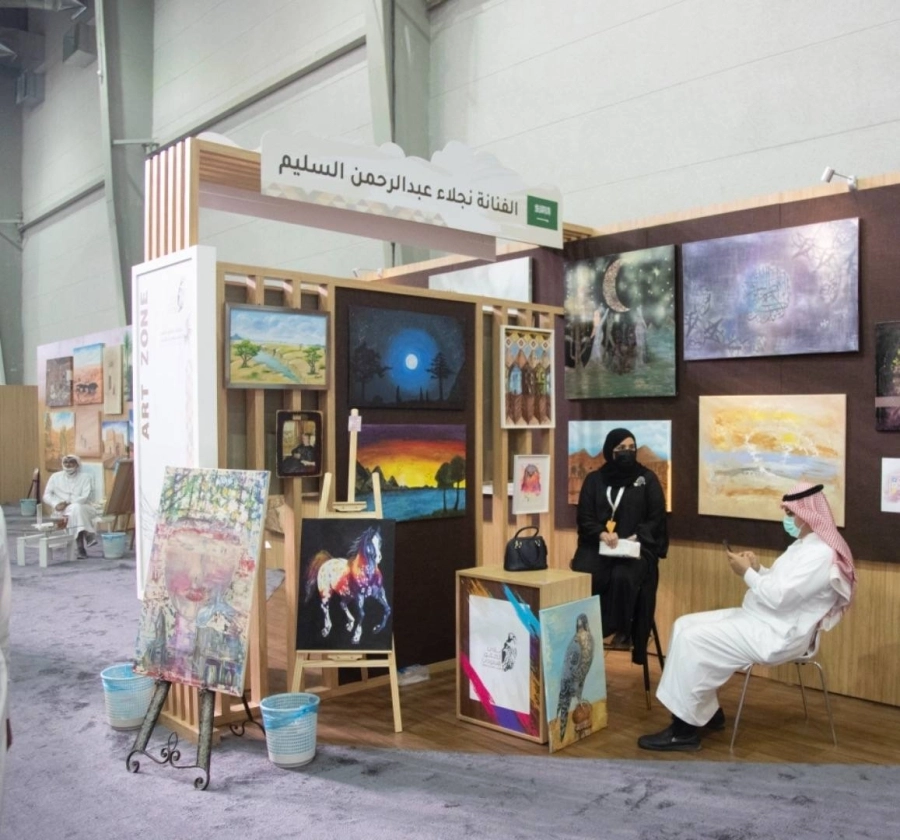 التشكيلية نجلاء السليم تشارك بـ 20 لوحة في معرض الصيد والصقور السعودي