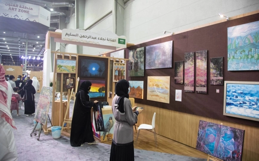 التشكيلية نجلاء السليم تشارك بـ 20 لوحة في معرض الصيد والصقور السعودي