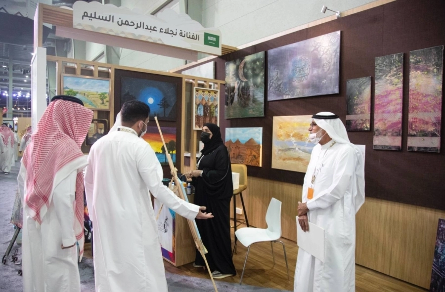التشكيلية نجلاء السليم تشارك بـ 20 لوحة في معرض الصيد والصقور السعودي