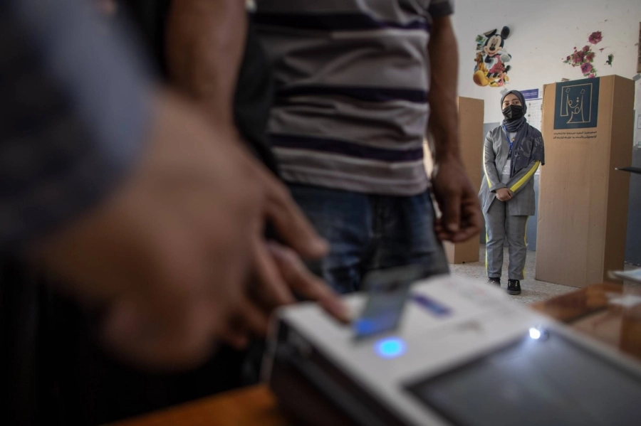 






البصمة قبل التصويت في أي لجنة                            (د ب أ)