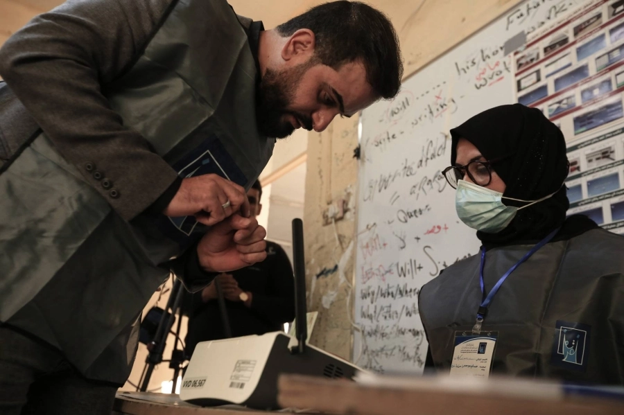 






عراقي يدلي بصوته أمام إحدى اللجان