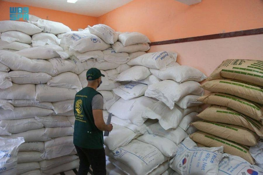 



متطوع سعودي يطلع على المواد الجاهزة للتوزيع   (واس)