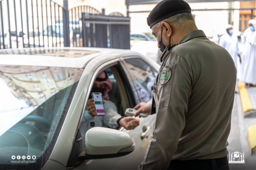 إجراءات دخول المحصنين بجرعتين لمبنى الرئاسة                     (مكة)