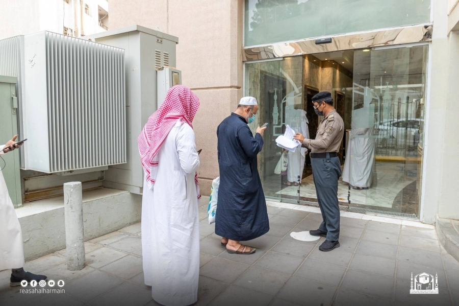 رجل أمن يتابع حالة تحصين منسوبي الرئاسة      (مكة)