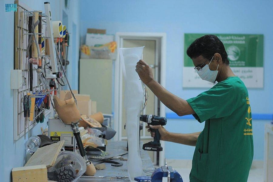 طبيب تابع لمركز الملك سلمان للإغاثة بمركز الأطراف الصناعية بعدن (مكة)