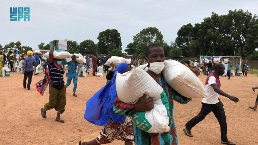 



مساعدات غذائية سعودية في أيدي المستفيدين                                                                                               (واس)