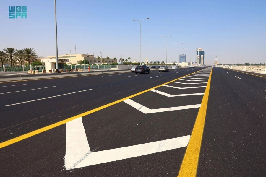 






من طرق المنطقة الشرقية                            (مكة)