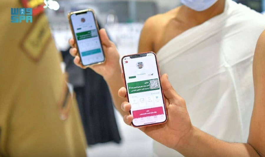 معتمرون يبرزون تصاريح العمرة (مكة)