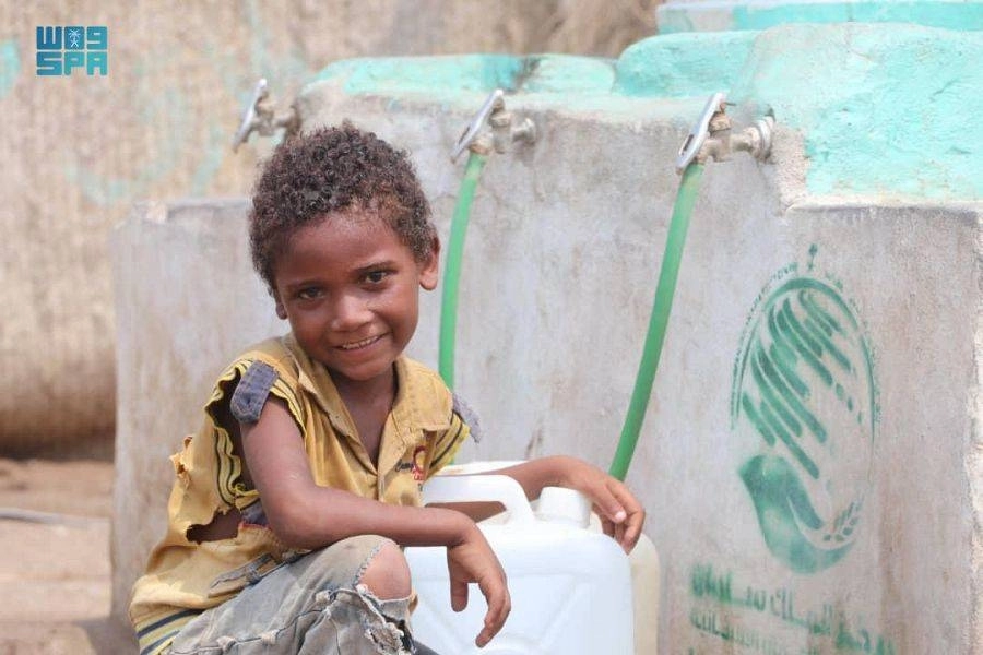 






طفل يمني سعيد بحصوله على المياه