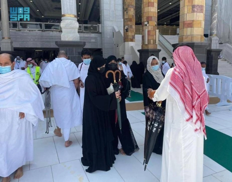 






توزيع المظلات على المعتمرين والمصلين           (مكة)