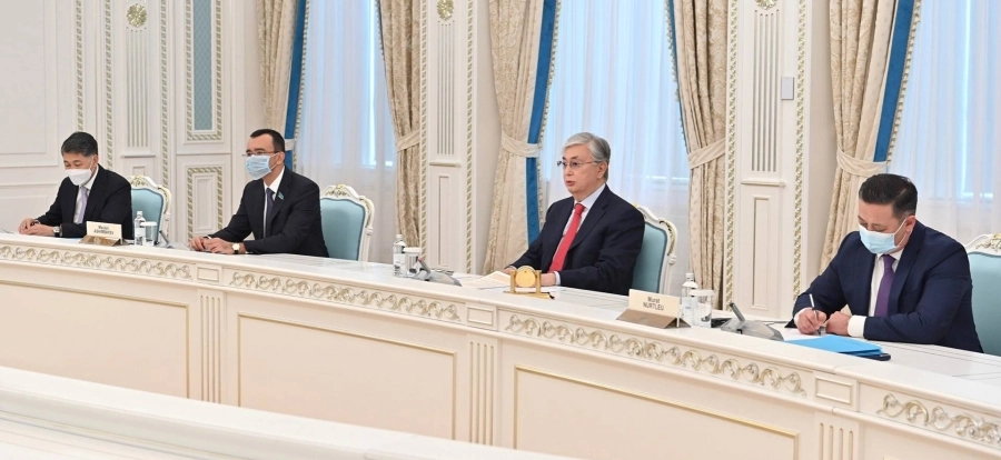 رئيس جمهورية كازاخستان يستقبل رئيس مجلس الشورى ويقلده بوسام الصداقة