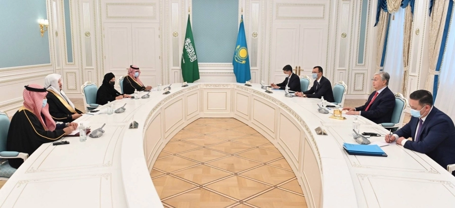 رئيس جمهورية كازاخستان يستقبل رئيس مجلس الشورى ويقلده بوسام الصداقة