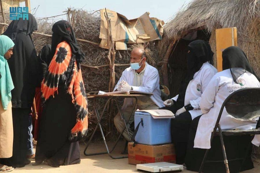 






طبيب يستقبل المرضى في عيادة متنقلة                (واس)