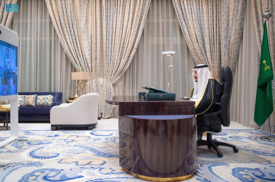 الملك سلمان خلال ترؤسه جلسة المجلس عبر الاتصال المرئي (واس) 
