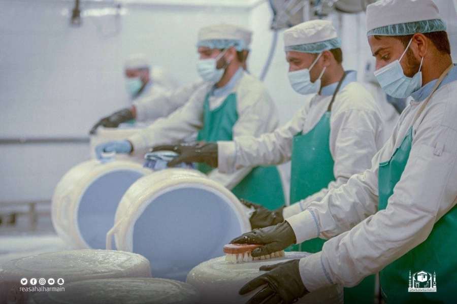 عمال خلال غسل وتعقيم حافظات زمزم (مكة)