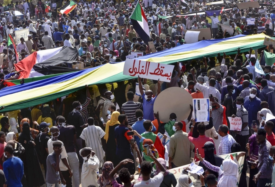 






لافتة ضد فلول البشير في مظاهرات السودان