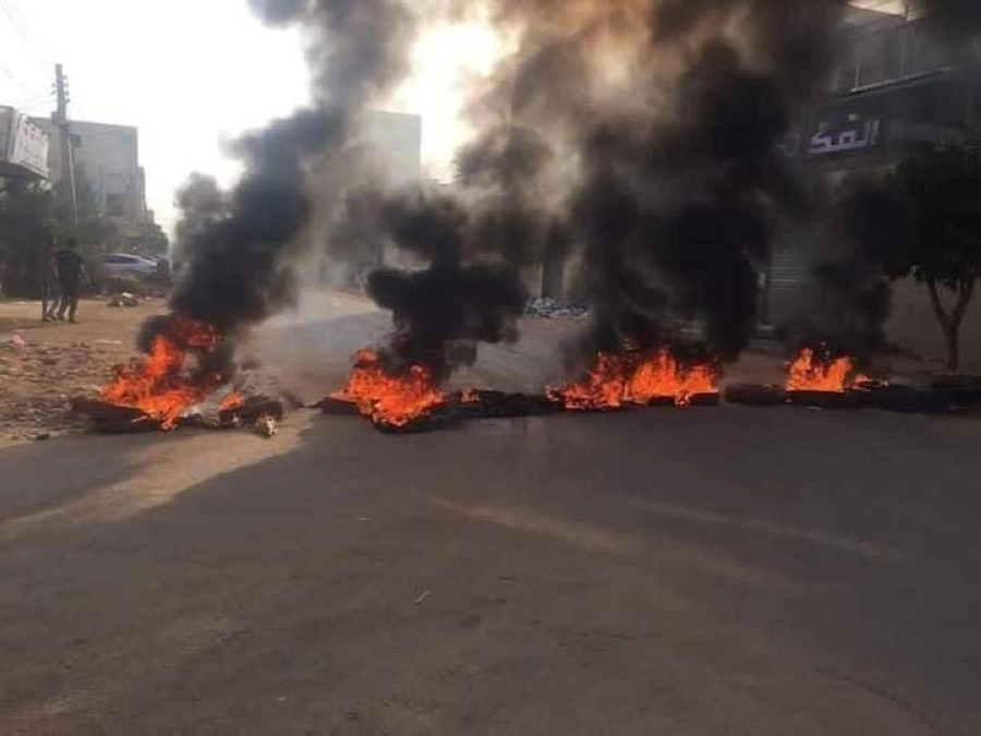 






أحد الشوارع أغلق بإطارات السيارات المحروقة