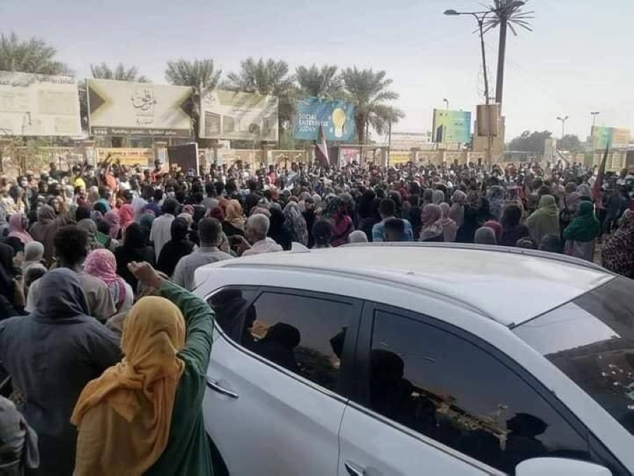 






المواطنون نزلوا للشارع في الخرطوم