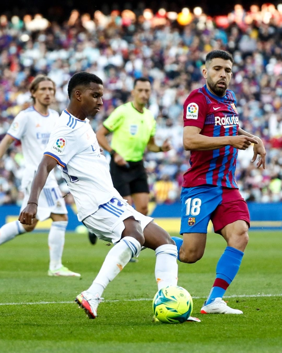 ريال مدريد وبرشلونة في كلاسيكو الدوري الإسباني