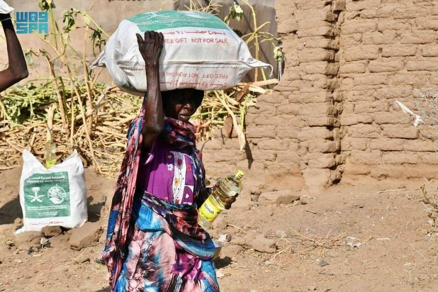 سودانية تحمل حصتها من المساعدات