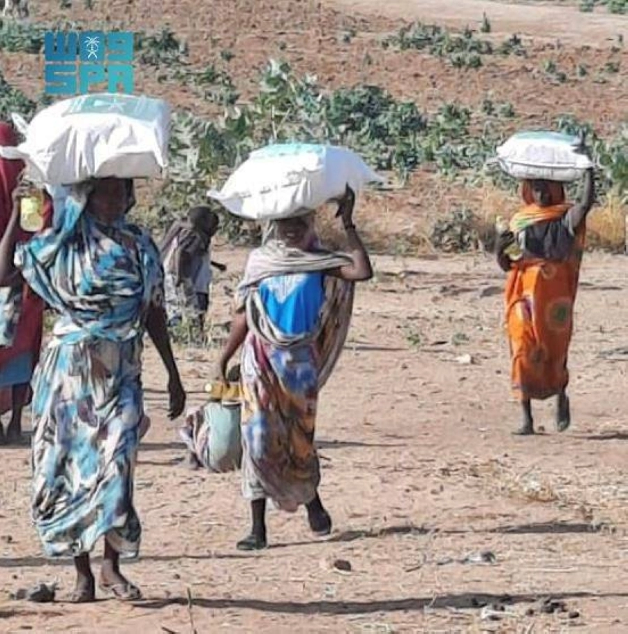 






سودانيات يحملن مساعدات من مركز الملك سلمان للإغاثة (واس)