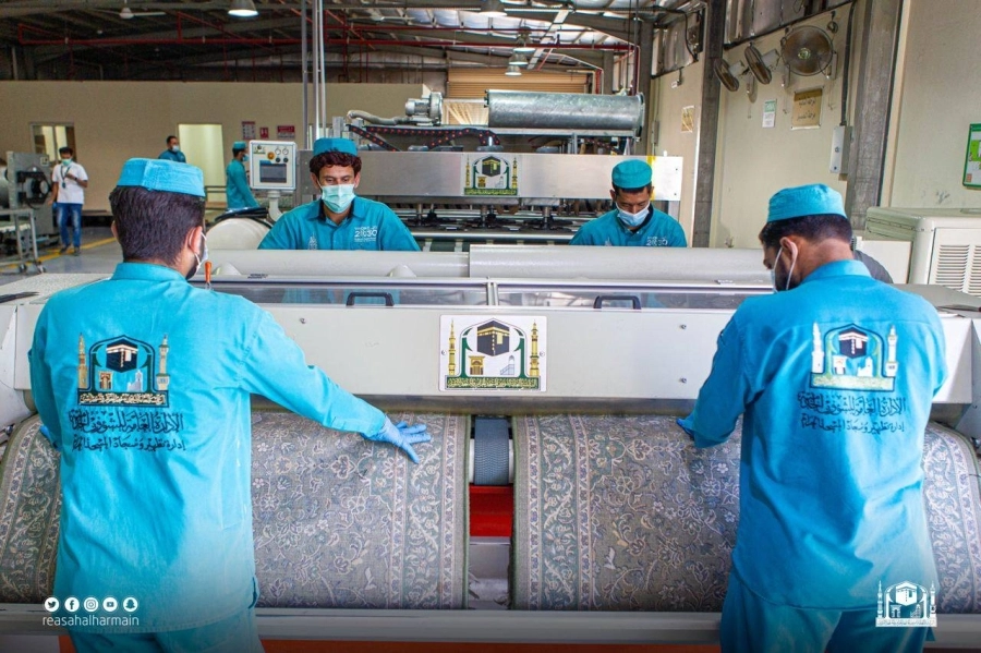 جانب من غسل السجاد                                                                                   (مكة)