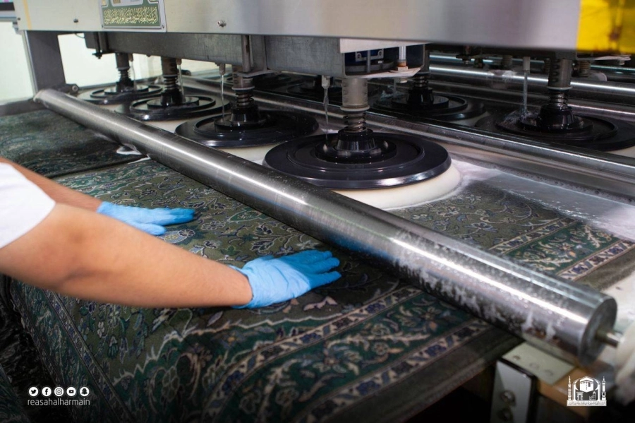 من عمليات غسل السجاد                                     (مكة)