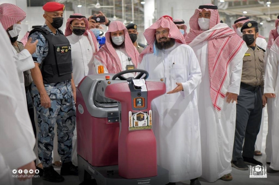 روبوت التطهير الذكي في المسجد الحرام أولى مخرجات مابعد الجائحة