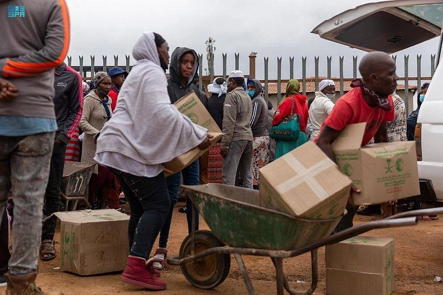 عملية تسليم السلال الغذائية (واس)