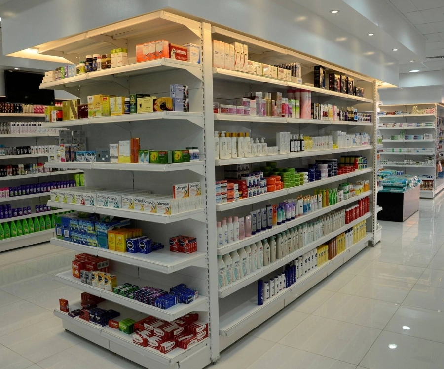 



أدوية متنوعة في إحدى الصيدليات                               (مكة)