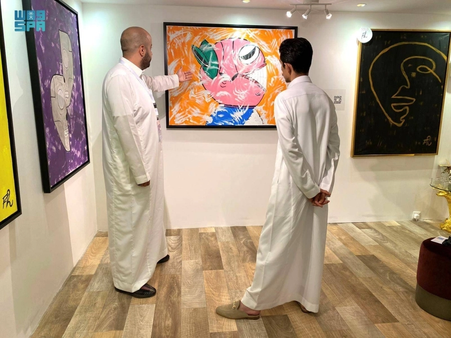الزوار يطلعون على الأعمال الفنية (مكة)