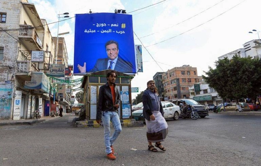 لافتة حوثية تدعم قرداحي في أحد شوارع اليمن                                                                                                                     (أ ف ب)