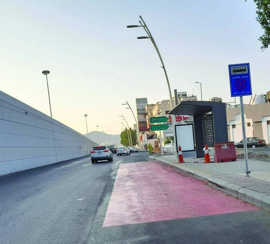 إحدى محطات توقف الحافلات كما بدت (مكة)