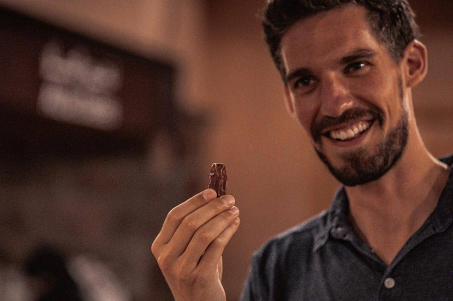 






سائح يستمتع بمذاق التمور