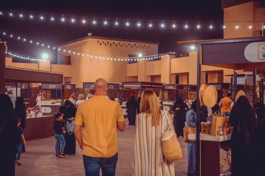 توافد للسياح الدولين خلال فعاليات المهرجان للاستماع بأجوائها و الشراء من منتجاتها