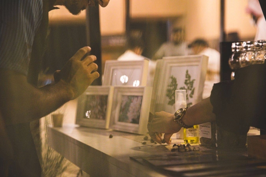 سياح يتعرفون على نبتة البيرغرينا (عادل الأيداء)