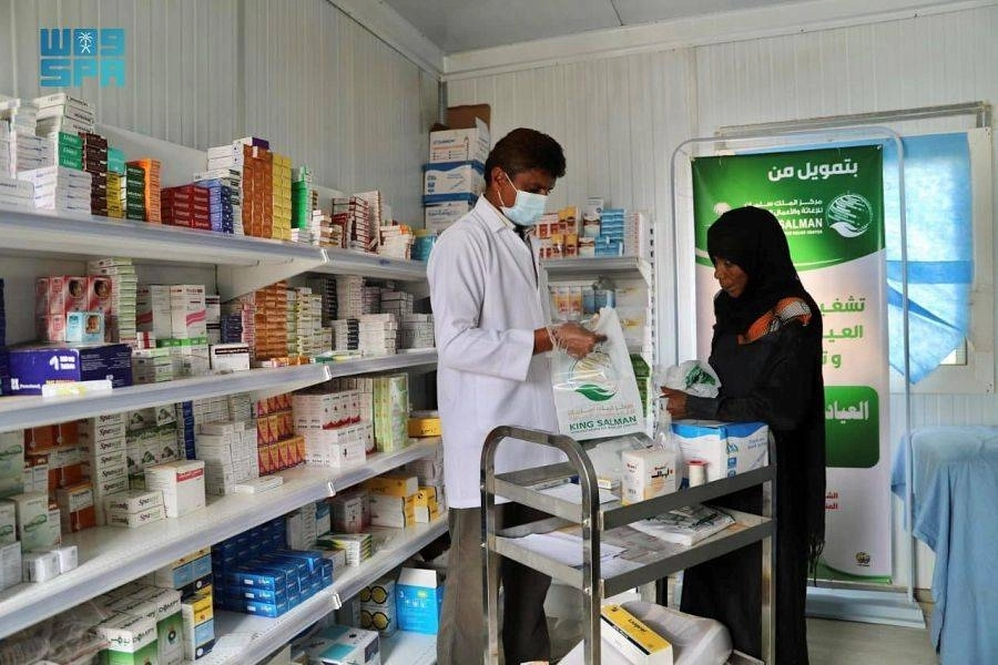 يمنية تراجع صيدلية العيادة المتنقلة (واس)