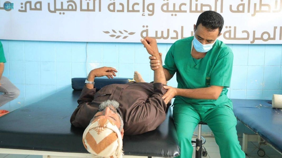 مسن يراجع قسم الأطراف الصناعية (واس)