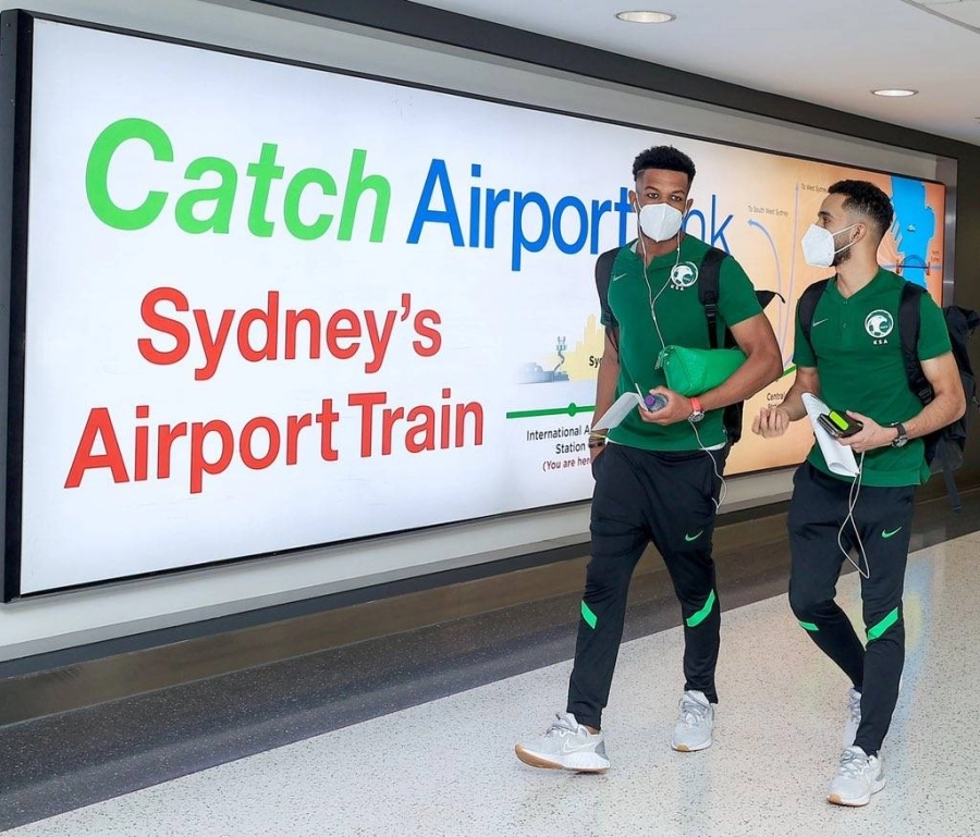بعثة الأخضر داخل مطار سيدني  (مكة)