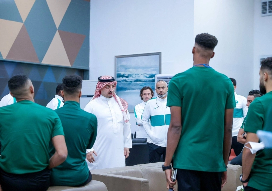 المسحل يخاطب اللاعبين قبل المغادرة  (مكة)