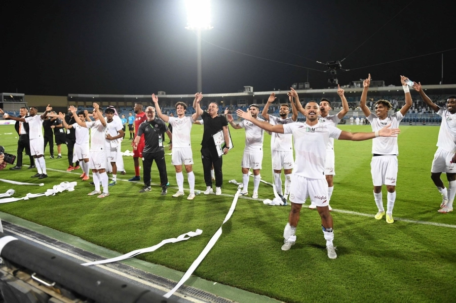 لاعبو الشباب عقب الفوز على النصر  (مكة)