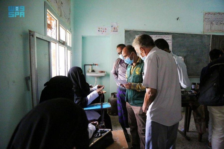 






الفريق يتحدث مع المتدربات           (واس)