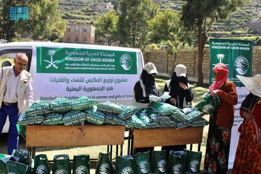 من توزيع الملابس للنازحين    (واس)