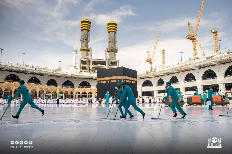 






من أعمال التعقيم بالمسجد الحرام               (مكة)