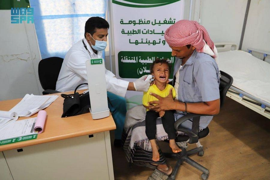 طبيب بمركز الملك سلمان يعالج أحد الأطفال        (واس)