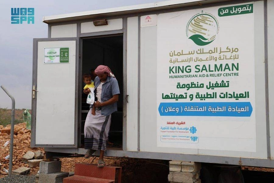 مسن يراجع العيادات السعودية المتنقلة        (واس)