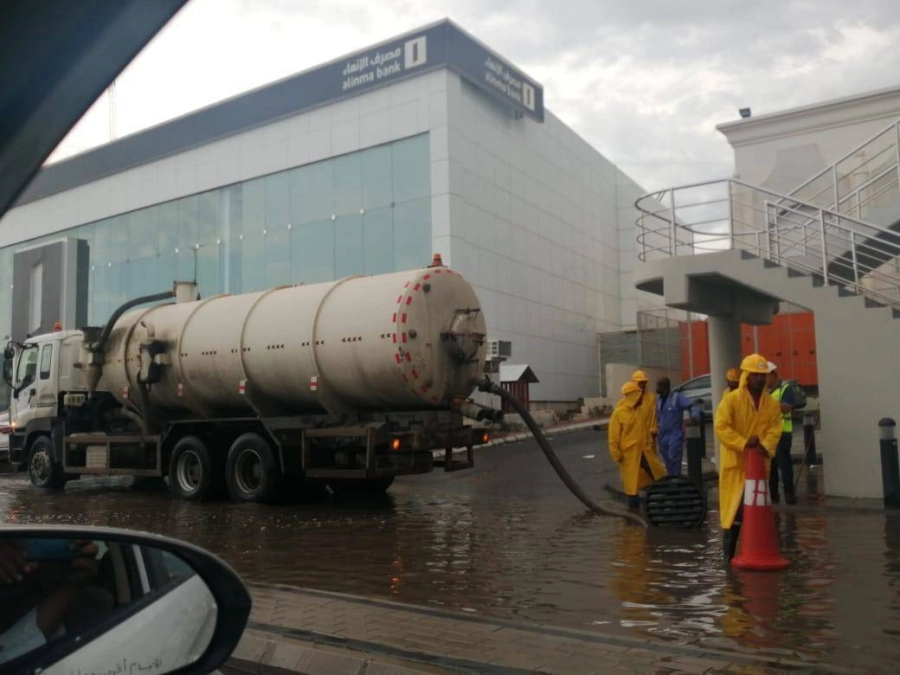 أمانة جدة تنشر فرقها الميدانية والمعدات المختصة
