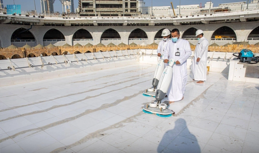 أعمال تطهير سطح الكعبة المشرفة عبر فريق وطني فني متخصص، وذلك خلال مدة زمنية لا تتجاوز 20 دقيقة.
