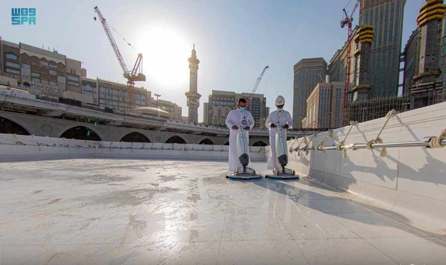 أعمال تطهير سطح الكعبة المشرفة عبر فريق وطني فني متخصص، وذلك خلال مدة زمنية لا تتجاوز 20 دقيقة.
